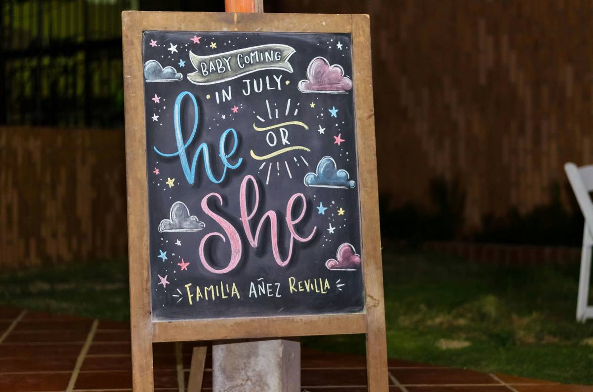 Mood board showing cohesive rustic graduation decor: wood slice centerpieces, kraft paper banners with white calligraphy, wildflower bouquets, and string lights