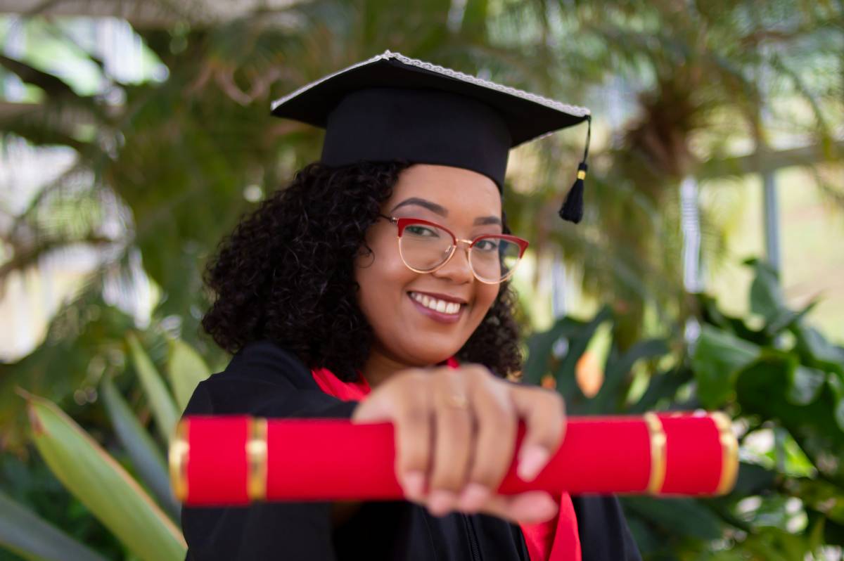 Red and Black Graduation Decor: Sophisticated Style for a Milestone Moment
